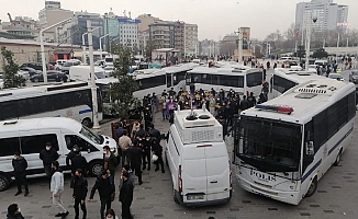 Kadın Cinayetlerini Durduracağız Platformu'nun Taksim'deki oturma eylemine polis müdahale etti