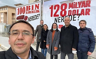 Polis, Kastamonu'da CHP'nin "128 milyar dolar nerede" afişlerini söktü