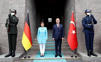 Bakan Akar, Almanya Savunma Bakanı ile bir araya geldi: Afganistan gündemde