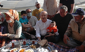 Kılıçdaroğlu, Aydın'da Çilek Hasadına Katıldı, İşçilerle Yer Sofrasında Kahvaltı Yaptı