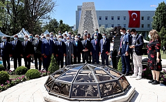 CHP, 15 Temmuz Şehitler Anıtı'nda; ''15 Temmuz Günü Durduğumuz Yerdeyiz''