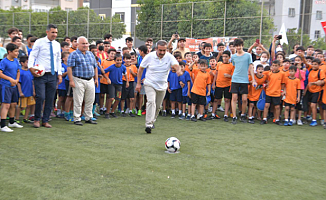 Çukurova Belediye Başkanı Soner Çetin, Yaz Futbol Okulunun Açılışını Yaptı