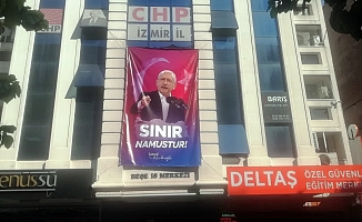 CHP İzmir İl Başkanlığı'na  “Sınır namustur” pankartı asıldı
