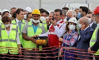 İmamoğlu, Zafer Bayramı'nda yeni metro inşaatının ilk harcını attı