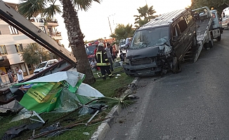 Manisa’da tarım işçilerini taşıyan minibüs kaza yaptı 19 kişi yaralandı