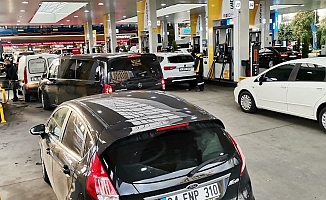 Akaryakıt zammı istasyonlarında kuyruğa neden oldu