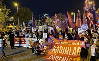 Kadıköy'de şiddete karşı bir araya gelen kadınlar: "Eşit, özgür, şiddetsiz ve sömürüsüz başka bir ülke mümkün"