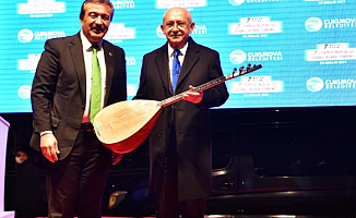 Çukurova Belediye Başkanı Soner Çetin, CHP Liderine Bağlama Hediye Etti