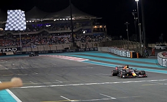 Nefes kesen yarışta şampiyon son turda Hamilton'u geçen Verstappen oldu