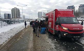 İBB: Ana yollarda mahsur kalan 48 bin kişiye su, çay ve çorba ikram edildi