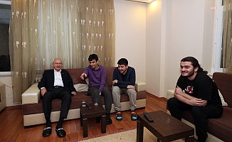 Kılıçdaroğlu, İstanbul’da yaşayan üç öğrencinin evine misafir oldu: "Türkiye’yi sizler inşa edeceksiniz"