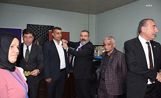 CHP Doğu Masası Heyeti, Batman’da 300 kişiye rozet taktı