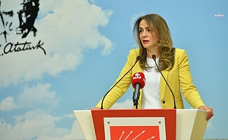 Gamze Akkuş İlgezdi: "1 gecede yönetim şeklini değiştirenler, sağlık çalışanları için kılını kıpırdatmıyor"