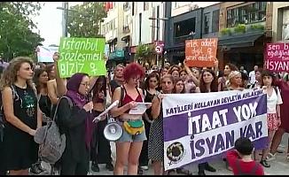 Kadıköy'de bir araya gelen kadınlar şarkıcı Gülşen Çolakoğlu'nun serbest bırakılmasını istedi