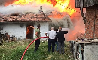 Sinop'ta yangın: 5 ev ve 1 ambar kullanılamaz hale geldi