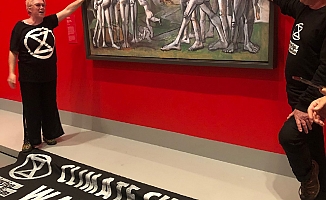 Protesto için Picasso tablosuna ellerini yapıştırdılar