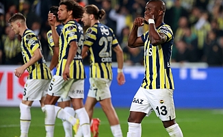 Fenerbahçe 10 kişiyle kazandı