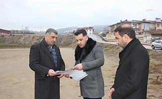 Gürsel Erol, Ankara Büyükşehir Belediyesi'nin Elazığ'da yaptıracağı okulun arazisinde incelemelerde bulundu