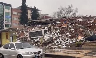 10 ili etkileyen 7,4 büyüklüğündeki depremde Adıyaman Belediye Başkanlığı binası da yıkıldı
