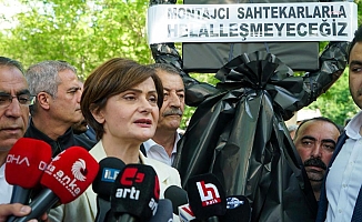 Kaftancıoğlu'nun AKP binası önüne siyah çelenk bırakmasına polis engel oldu: "Kötülükte şeytanı bile çırak çıkaranlarla asla helalleşmeyeceğiz. Hesaplaşacağız”