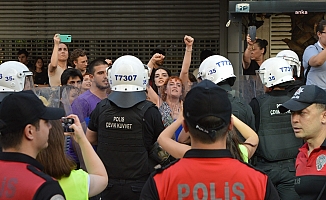 İzmir’de Onur Yürüyüşü'ne polis müdahale etti, 4 avukat ve çok sayıda eylemci gözaltına alındı