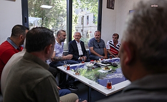 Kemal Kılıçdaroğlu, durakta taksicilerle bir araya geldi
