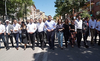 Özgür Özel ve CHP Milletvekilleri, Madımak Oteli'nin önünde: "Türkü yakanların; türkü yapanları yakanlardan güçlü olduğunun yeminine tanıklık etmeye geldik. 30 yıldır ediyoruz, bundan sonra da tanıklık etmeye devam edeceğiz”