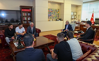 Kılıçdaroğlu, 2016'da IŞİD'in şehit ettiği Er Fethi Şahin’in ailesi ile CHP Genel Merkezi’nde bir araya geldi