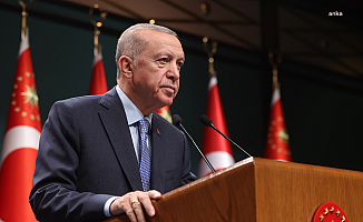 Erdoğan: "Zor şartlara ve kısıtlı imkânlara rağmen milletimizin bağımsızlığına duyduğu aşkla kazanılan Sakarya Zaferi’nin yıl dönümünü tebrik ediyorum"