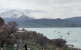 Akdamar Adası'na giriş ücretlerine yapılan zamma eleştiri... Turizm rehberi Beyaz: "Seyahatlerde ciddi azalma var"