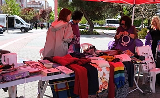 Eskişehir’de kurulan feminist takas pazarında iktidara tepki: “Sezaryen de doğurmak da doğurmamak da bizim kararımız”
