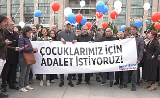 İstanbul Adliyesi önünde Anne-Baba Dayanışma Ağı üyeleri, çocuklarının özgürlükleri için balon uçurdu