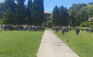 Boğaziçi Üniversitesi'nde akademisyenler ve öğrenciler "Nureddin Yıldız" protestosunda gözaltına alınanlar için nöbet tuttu