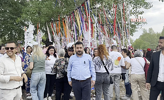 Edirne'de 1400 yıllık Kakava ateşi yakıldı... Ahmet Baran Yazgan: "Dilek ağacına bu kadar yoğun dileklerin olduğunu görmemiştim"