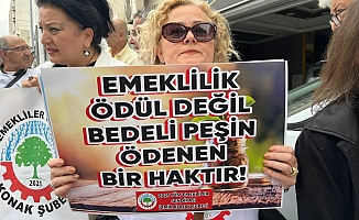 Emekliler, TÜİK önünde enflasyon verilerini protesto etti: “Getirin sandığı, emekliler kırmızı kartını gösterip sizden hesabı soracak”
