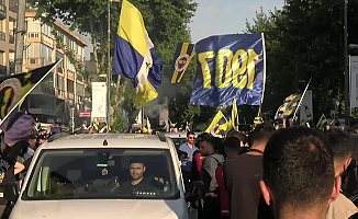 Fenerbahçe Beko, başarısını taraftarıyla birlikte kutladı