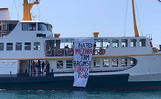 Vapurdan "NATO mezara, tam bağımsız Türkiye" pankartı açan 4 kişi İstanbul'da gözaltına alındı