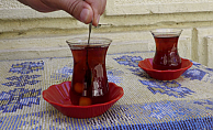 İzmir Kahveciler Odası Başkanı İsmail Hakkı Kırdı, ÇAYKUR tarafından çaya yapılan zamma tepki gösterdi:  “Bu fiyat artışlarının durdurulması gerekiyor, durdurulmadığı takdirde kapanan işletmeler olacak ve işsiz sayısında artış olacak”