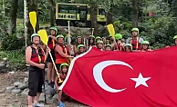Rize Ardeşen'de yurttaşlar 30 Ağustos Zafer Bayramını rafting ve yüzme etkinliğiyle kutladı