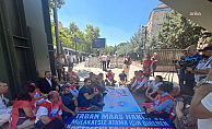 Eğitim-İş'ten MEB önünde tebeşirli protesto: "Bakan karneyi değil, gitmeyi hak ediyor"