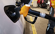 Gözler benzin ve motorinde yapılacak indirimde... Brent petrol düşerken, akaryakıt fiyatları sabit kaldı