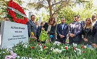 span style=color:#ff0000Altan Öymen, vefatının yıl dönümünde mezarı başında anıldı... Özgür Özel: Ondan iflah olmaz bir iyimser olmayı öğrendim”/span