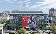 Üsküdar Belediye binasına Sinem Dedetaş'ın "Hepimizi de içeri atsanız bu milletin yüzü gülmeyecek" sözleri asıldı