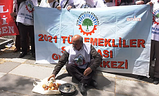 Emekliler, TÜİK önünde enflasyon verilerini protesto etti: “Getirin sandığı, emekliler kırmızı kartını gösterip sizden hesabı soracak”
