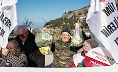 Hatay'da emeklilerden kuru simitli protesto: "Bizi yok sayanlara bir kez daha ilan ediyoruz; artık bekleyen, razı olan, kenarda duran değiliz"