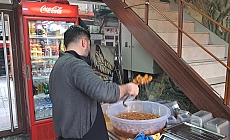 Hopa’da emekli yurttaş iftara tulumba tatlısını sayarak aldığını söyledi: "Yaklaşık 10-15 tatlı,&nbsp;10 tane de misafir var"