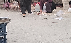 Semt pazarında vatandaş yerdeki sebze ve meyveleri topladı