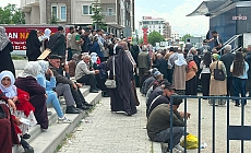 Van'da sosyal yardımlar için kuyruk çilesi… 120 bin ihtiyaç sahibi günlerdir sıra bekliyor